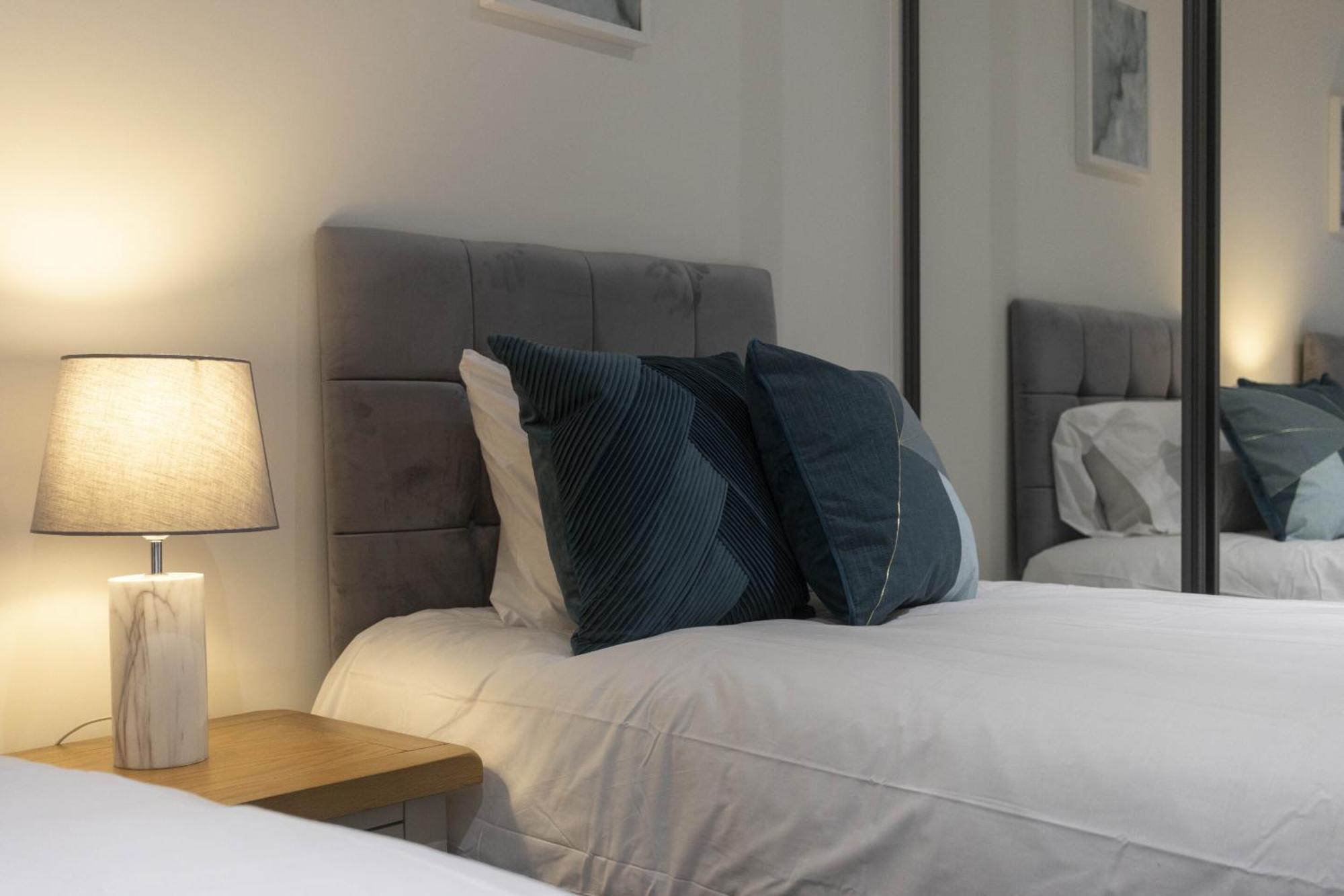 Linacre 1&2 - One And Two Bed Flat Behind The Cathedral With Free Parking And Fast Wifi Apartman Exeter Szoba fotó